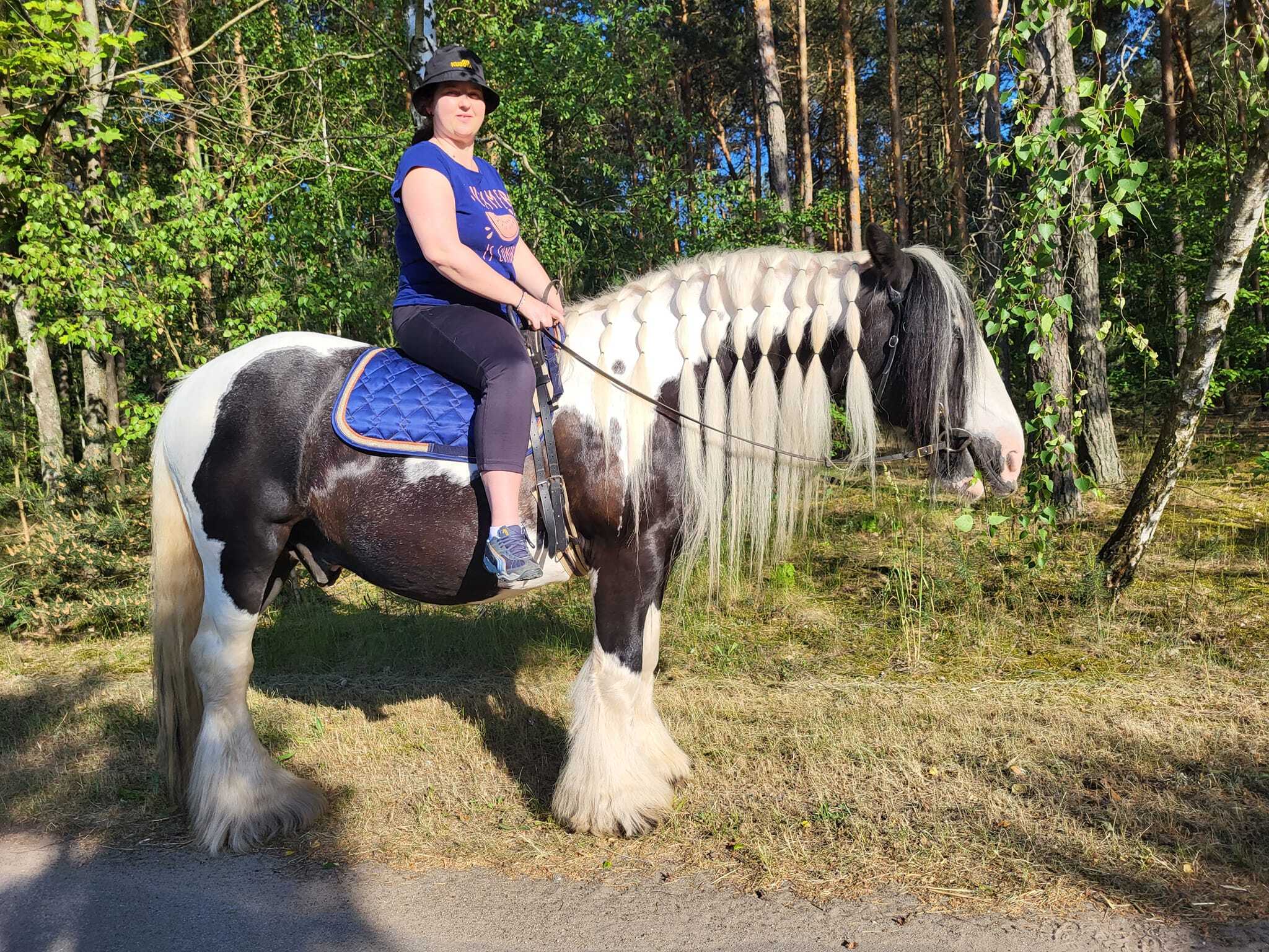 Jazda konna dla dorosłych Dorosła osoba wykonująca ćwiczenia na koniu, poprawiająca równowagę, koordynację i siłę mięśniową. Hipoterapia i jazda konna to skuteczne formy rehabilitacji oraz aktywności fizycznej, wspierające zdrowie i samopoczucie dorosłych, pomagając w redukcji stresu i poprawie kondycji fizycznej